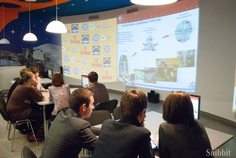 Фото к Около 200 человек из 8 городов узнали о российских космических разработках на онлайн лекции в ИЦАЭ